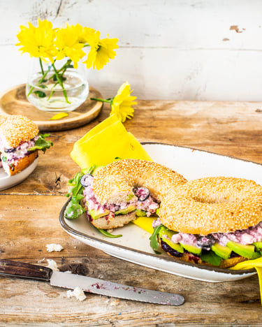 Bagel mit Avocado, Hüttenkäse und Marmelade