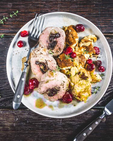 Gefülltes Schweinefilet mit Kartoffelschmarrn und Cranberrysauce
