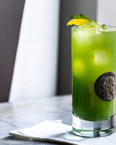 Grüner-Tee-Limonade mit Rucola auf einer weißen Serviette mit hellem Hintergrund.