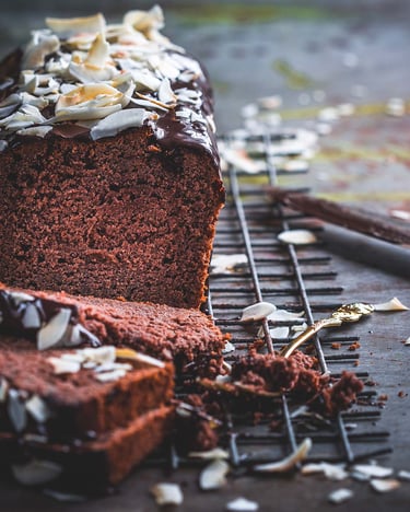Zuckerfreier Schokokuchen mit weißen Schokoraspeln selber machen.
