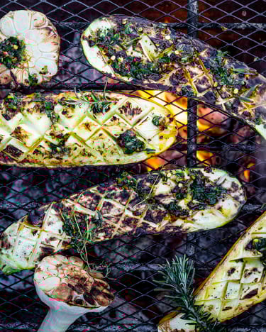 Längs halbierte Zucchini auf dem Grill mit Knoblauch.