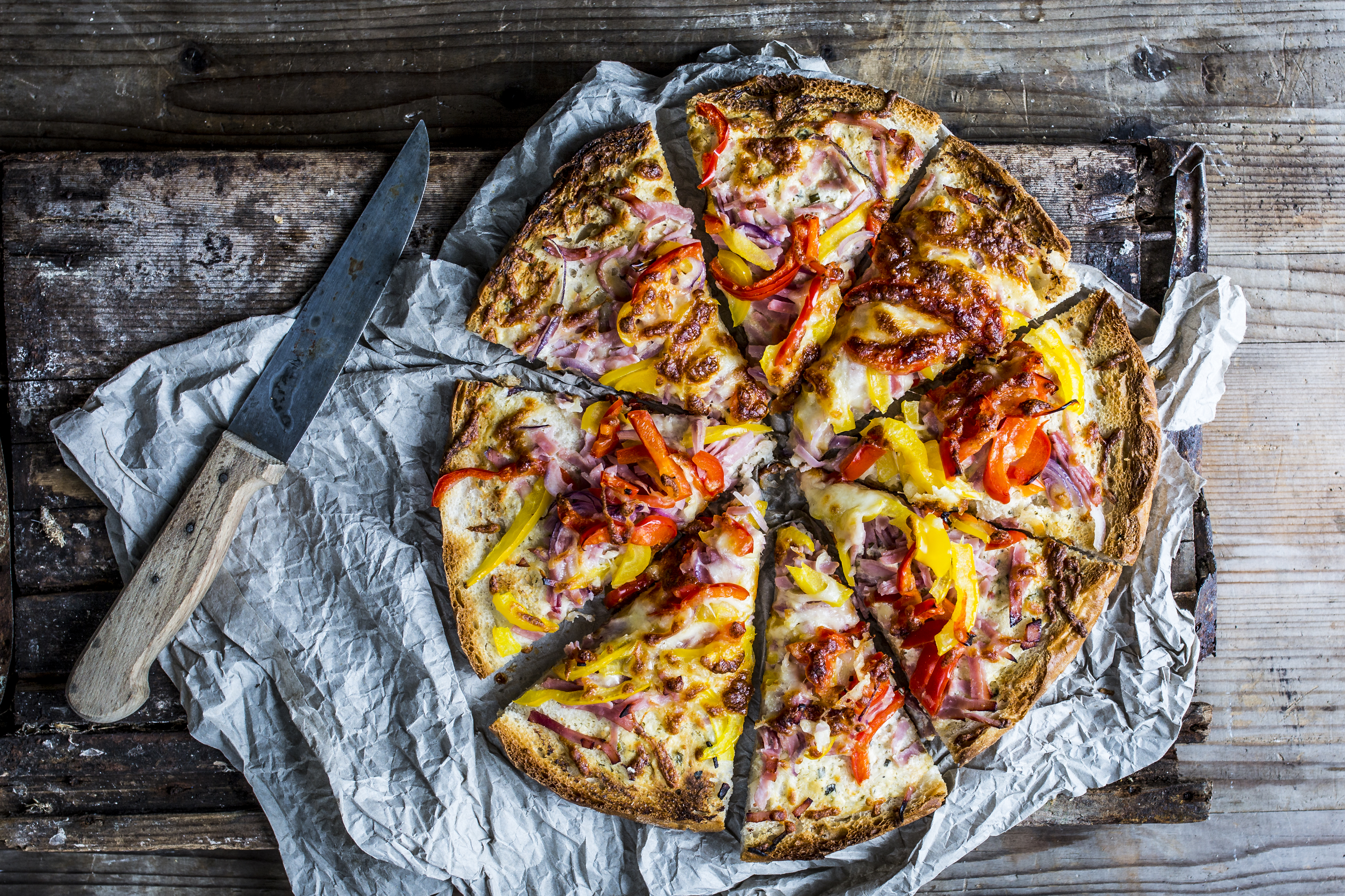 Fladenbrot-Pizza mit Zwiebeln und Schinken