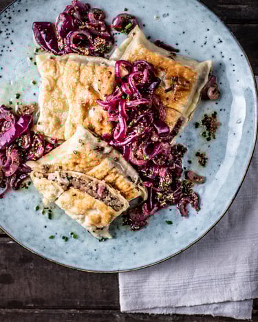 Maultaschen mit geschmolzenen Senf-Zwiebeln
