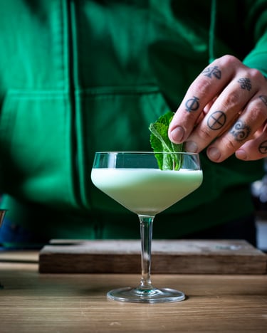 Der Tipsy Grasshopper Cocktail wird mit einem Minzblatt garniert.