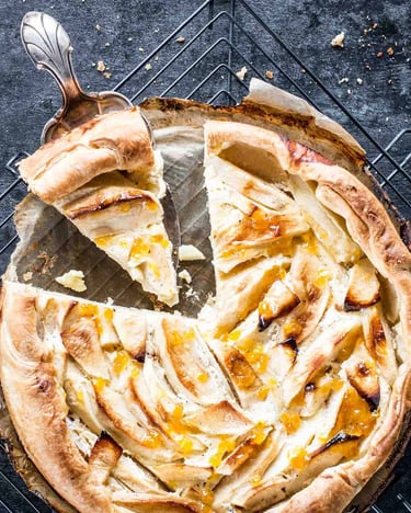 Angeschnittener Apfelkuchen mit Vanillecreme