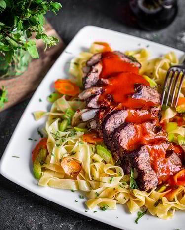 Italienischer-Rinderschmorbraten-mit-Bandnudeln-und-Tomatensauce