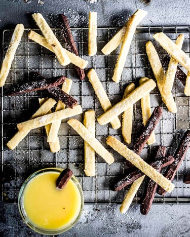 Pommes aus zweierlei Keksen mit weißer Schokolade und Kakao.