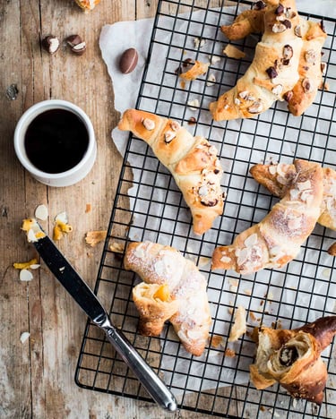 Croissants mit Schoko-Füllung und mit Marzipan-Aprikosen-Füllung.