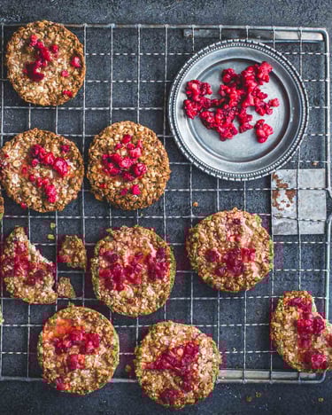Zuckerfreie Oatmeal Cookies mit Himbeeren.