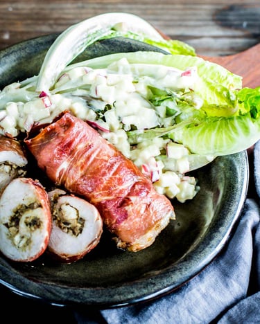 Hähnchenbrust gefüllt mit Schinken auf gegrilltem Salat