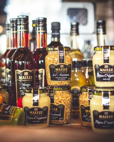 Verschiedene Sorten Senf und Essig von Maille.