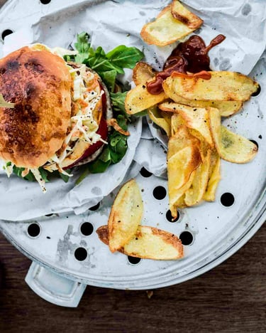 Veggie-Burger mit Avocado-Krautsalat