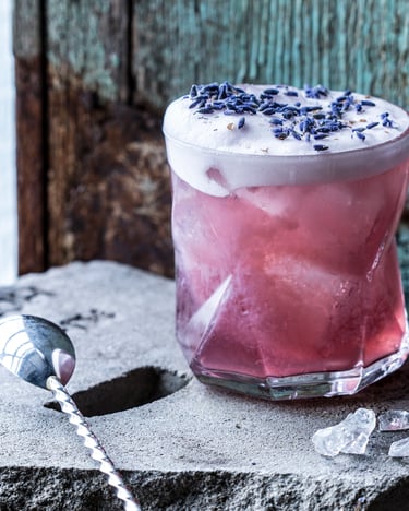 Alkoholfreier Blaubeer Fizz mit Lavendel