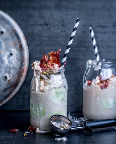 Bananenshake mit Baconcrunch, Erdnussbuttersahne und Pistazieneis