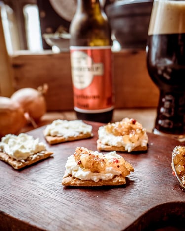 Apfel-Birnen-Chutney mit Rauchkäse auf Crackern