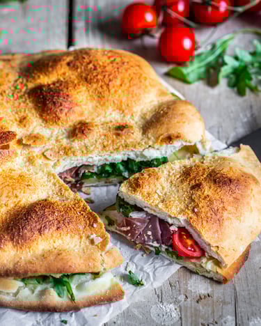 Gefüllter-Pizzateig-mit-Käse-Tomaten-und-Fleisch
