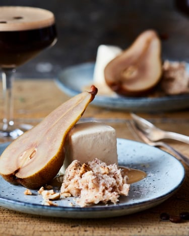 Gewuerzbirne Mit Topfen Parfait Salzkaramell Und Walnusskuechlein