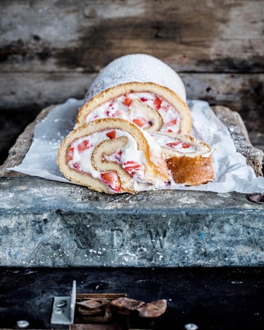 Biskuitrolle mit Erdbeer-Sahne-Füllung