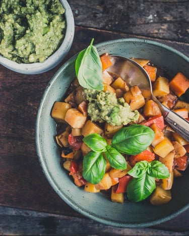 Kartoffelgulasch mit Avocado-Dip