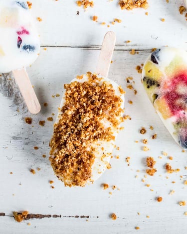 Joghurt-Früchte-Eis am Stiel