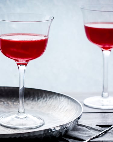 Jack Rose Cocktail mit Applejack in zwei Cocktailgläsern auf einem silbernen Tablett.