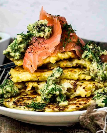 Kartoffelrösti mit Lachs und Avocadocreme