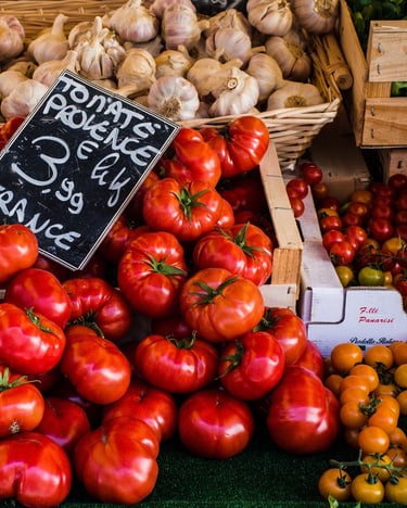 Tomaten an einem Marktstand in Frankreich.