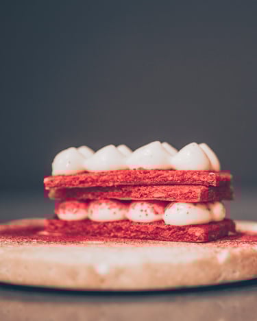 Rote-Bete-Milchschnitte mit Schmand und Himbeeren