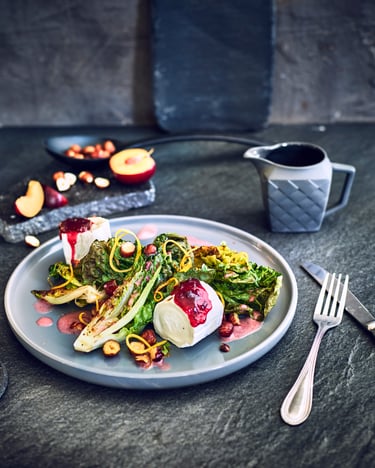 Gegrillter Römersalat mit Kirsch-Pflaumen-Dressing und Ziegenkäse