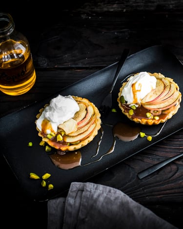Feine Tartelettes mit Äpfeln, Pistazien und gesalzener Karamellsauce