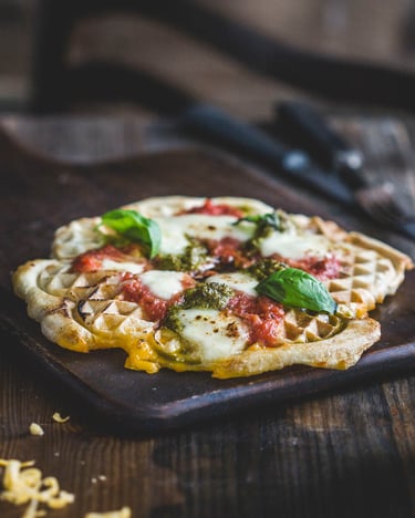 Waffel-Pizza mit Mozzarella
