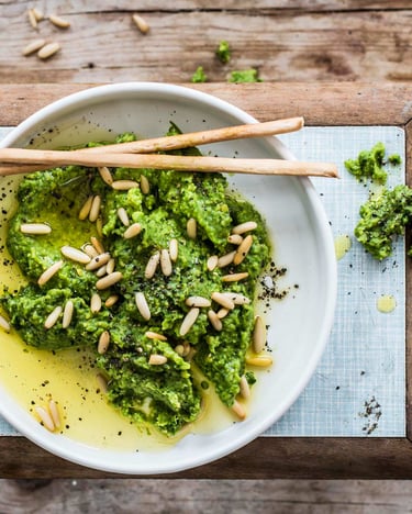 Spinat-Hummus mit Pinienkernen