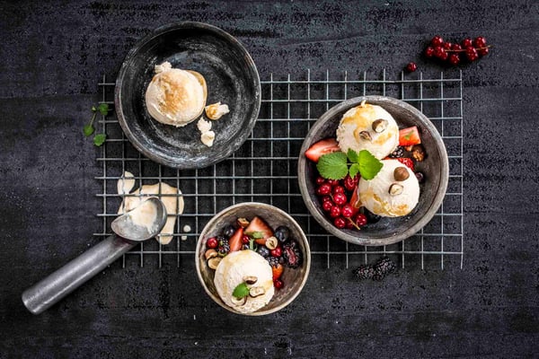 Leckeres, selbst gemachtes Salz-Karamelleis mit gerösteten Haselnüssen und Beeren