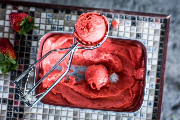 Rhabarber-Erdbeer-Eis