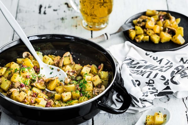Kartoffelsalat mit Essig und Öl, Speck und Chamignons