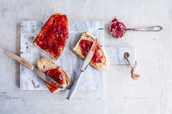 Frisch geschmiertes Brot mit Erdbeermarmelade