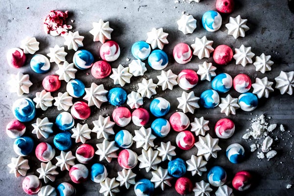 Bunte Meringue-Tropfen