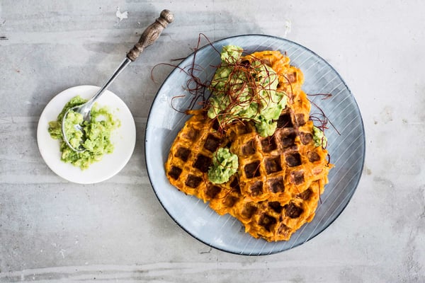 Vegane Süßkartoffel-Waffeln mit Avocado-Creme