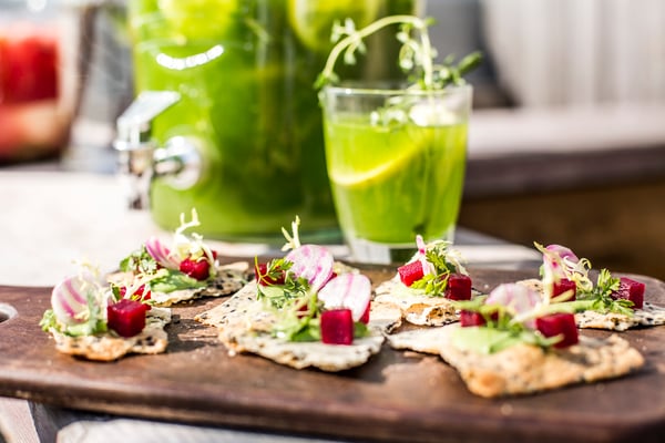 Cracker mit Sesam und grüner Soße