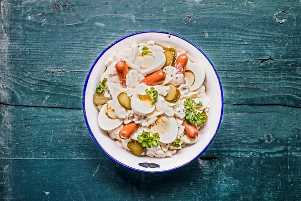 Kartoffelsalat mit Eiern und Würstchen