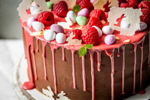 Schokotorte mit pinkem Dripping und Osterdeko.