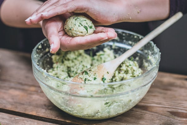 Aus Blumenkohl und anderen Zutaten werden per Hand Falafel geformt