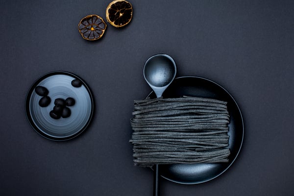 Mood schwarz: Kochen nach Farben
