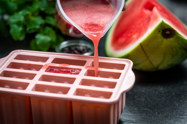 Pürierte Wassermelone wird in Eis-am-Stiel-Formen gegossen