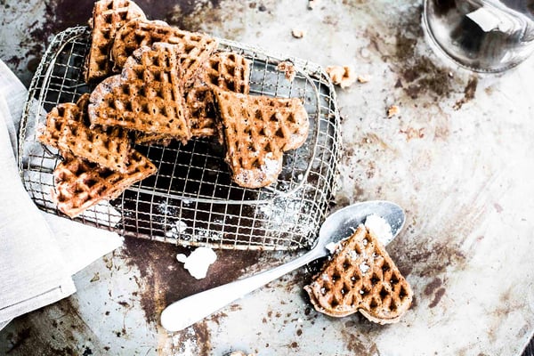 Schoko-Waffeln mit Haselnüssen auf einem Metallkörbchen