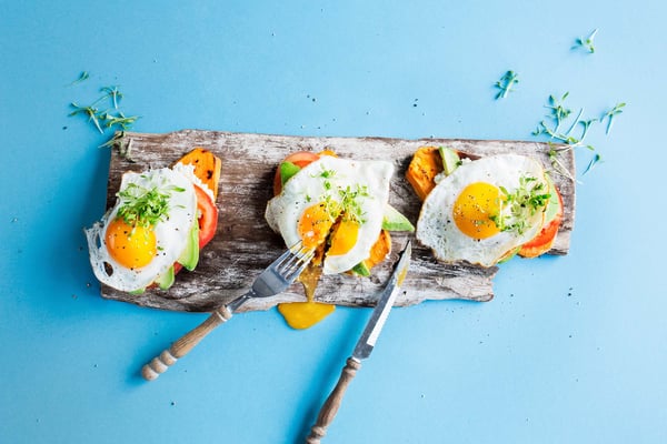 Herzhaftes Süßkartoffel-Toast mit Spiegelei