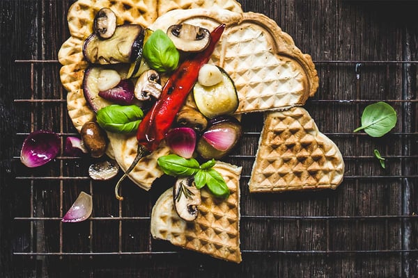 Vegane Waffeln mit Antipasti