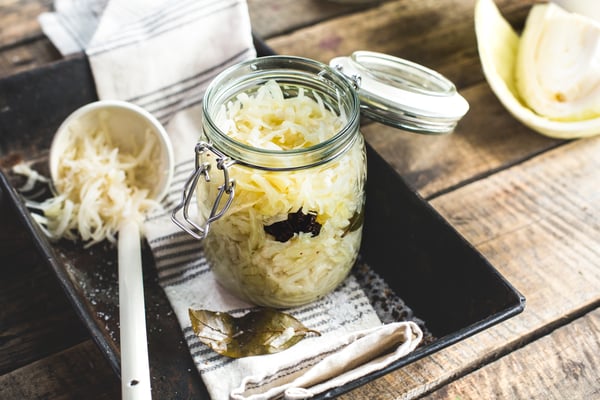 Selbst gemachtes Sauerkraut in einem Weckglas