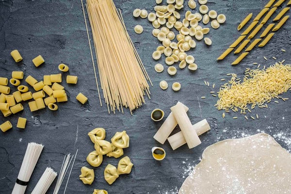 Pastasorten auf Tisch ausgelegt