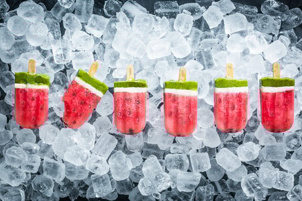 Wassereis am Stiel in Form von kleinen Wassermelonen